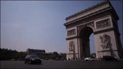 La grande avenue qui aboutit à l'Arc de Triomphe s'appelle...