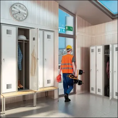 Un salarié est victime d'une entorse en perdant l'équilibre alors qu'il était en train d'enfiler sa tenue de travail dans les vestiaires de l'entreprise. 
S'agit-il d'un accident du travail ?