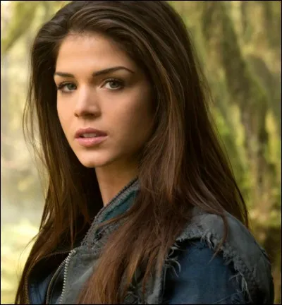 Dans "The 100", quel personnage est incarné par Marie Avgeropoulos ?
