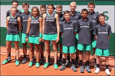 Quel est le surnom des ramasseurs de balles à Roland Garros ? (Ne cherchez pas compliqué, c'est étymologiquement logique)