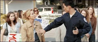 Qui tire le coup de feu qui va créer une émeute lors de la manifestation dans Wisteria Lane contre le projet de Paul ?