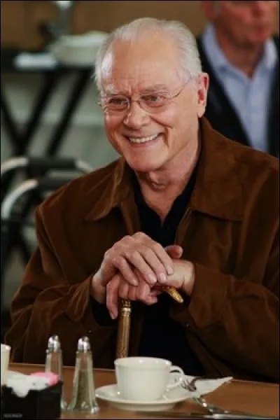 Quelle affirmation concernant le nouveau mari de la mère de Lynette est fausse ?