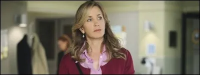 Lors du séminaire pour le travail de Tom, Lynette se retrouve accompagnante. Quelle activité qui ne lui convient guère se retrouve-t-elle contrainte de faire ?