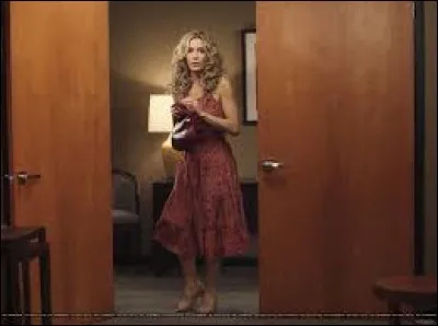 Avec qui Lynette sort-elle pendant quelques épisodes ?