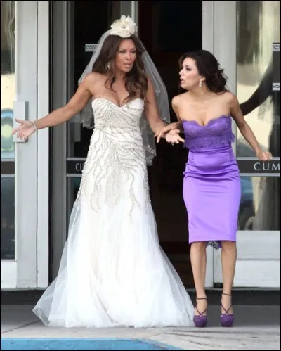 Pourquoi Renée doit-elle changer de robe de mariée à quelques minutes de la cérémonie ?