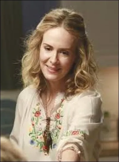 À quoi est accro le nouveau petit ami de Lucy, la sur de Lynette ?