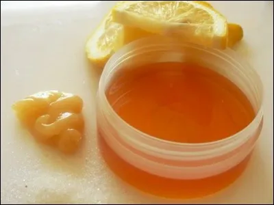 Comment s'appelle la cire tiède faite à base de sucre ?