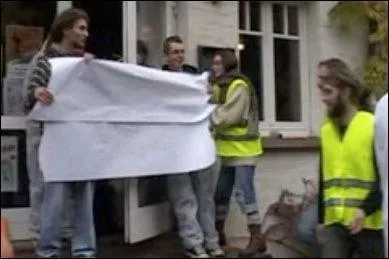 Pourquoi les espions de l'arme surveillent-ils de prs les Dsobissants?