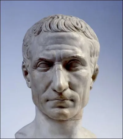 Homme aux grandes habilités politiques et aux brillantes tactiques militaires, il progressa jusqu'au point de se faire élire dictateur à vie et de conquérir un empire. En lutte contre le sénat, il utilisa son armée à sa défense mais fut quand même assassiné par ses membres, dont son fils adoptif : '' Tu quoque mi fili ''. C'est :