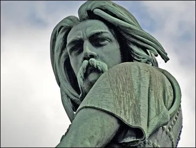 Il a fédéré la plupart des peuples gaulois pour tenir tête à l'armée de Jules César, venue pour les conquérir. Il organisa la résistance à cette domination. L'affrontement ultime eut lieu à Alesia où il y fut défait au bout d'une quarantaine de jours de blocus, les assiégés mourant de faim.
Exhibé au triomphe de César, mort exécuté à Rome, c'est :