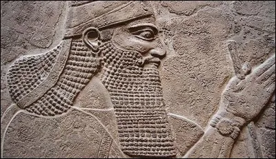Ce roi guerrier assyrien (régne de 883-859) reconstitue peu à peu l'ancien territoire mésopotamien et fait de son État une puissance dont il fallait tenir compte au Proche-Orient. Il a été le premier roi, en 300 ans, à atteindre la Méditerranée (Phénicie). C'est :