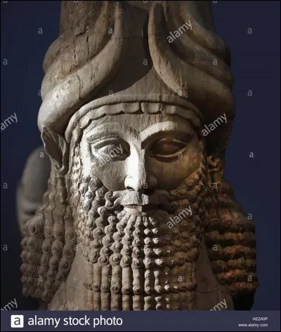 Sadam Hussein a voulu être sa réincarnation. Roi du plus grand empire babylonien, il obtient une grande victoire à la bataille de Karkemish et est célèbre pour les travaux d'amélioration apportés à Babylone :