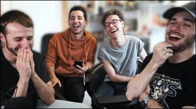 Comment s'appelle les 2 youtubeurs du fond ?