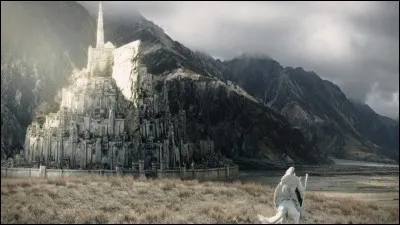 Sur quelle colline Minas Tirith est-elle bâtie ?
(2 réponses)
