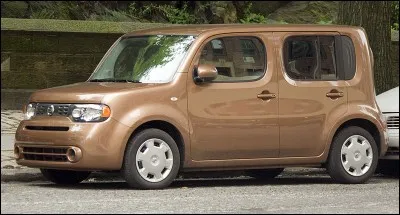 Quel est le nom de cette Nissan moche ?
