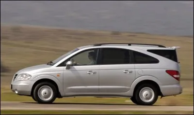 Quel est le nom de cette Ssangyong moche ?