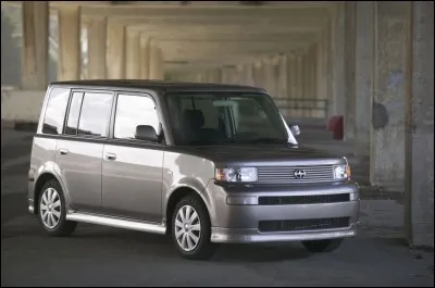 Quel est le nom de cette Toyota moche ?