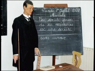 Comment était surnommé le maître habillé de son costume trois pièces ?