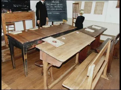 Quelle est la particularité du casier de certaines tables ?