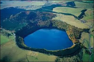 Dans quel département français se situe le lac de Pavin ?