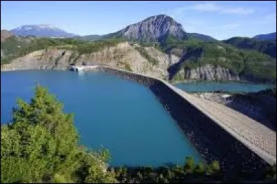 Quelle est la particularité du lac de Serre-Ponçon ?