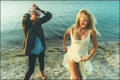 Quelle célèbre actrice voit-on dans le clip de la chanson "Le Lac" de Julien Doré ?