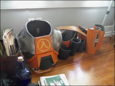 Comment s'appelle la tenue protectrice de Gordon Freeman ?