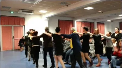 Le chanteur et humoriste Bézu connut la célébrité grâce à la chanson "A la Queue-Leu-Leu" !