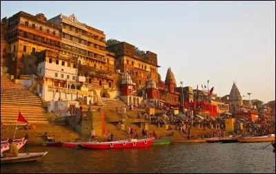 Située sur la rive gauche du Gange, en Inde, la ville de Varanasi était autrefois appelée Bénarès !