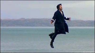 Dans quel clip est-il suspendu dans le vide ?