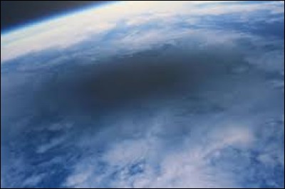 Depuis des années, on entend parler du fameux "trou" dans la couche d'ozone. De quoi nous protège cette fameuse couche d'ozone ?