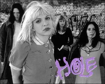 Hole ("trou" en anglais) est un groupe de rock américain, formé en 1989 par une certaine Courtney Love. Cette dernière est aussi connue pour être la veuve de Kurt Cobain, fameux leader du groupe :