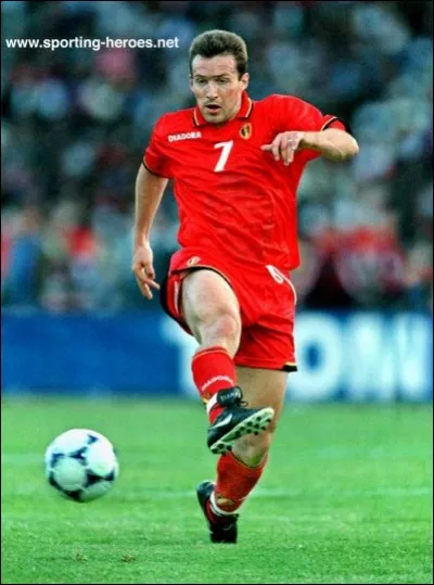 Après la Coupe du Monde 2002, qui repris le brassard de capitaine après Wilmots ?