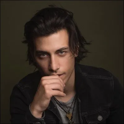 Comment s'appelle le petit ami de Kevin dans la saison 1 ?