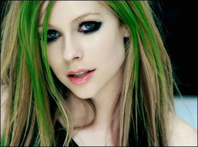 Quel est le nom de la chanteuse d'origine québécoise dont le prénom est 'Avril' ?