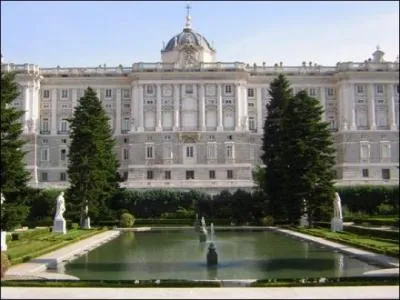 Le palais royal aussi appelé palais d'Orient se trouve dans la ville de...