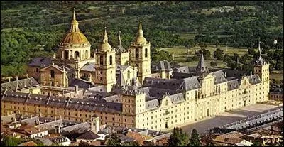 Il s'agit d'un monastère dans lequel sont enterrés les rois d'Espagne.