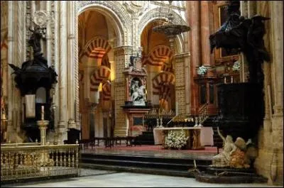 Une mosquée convertie en cathédrale après la Reconquista.