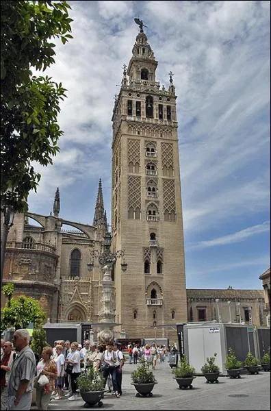 Voici la Giralda, une seconde mosquée convertie en cathédrale après la Reconquista.