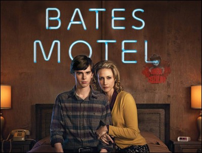 Après la mort mystérieuse de son mari, Norma Bates rachète un vieux motel abandonné depuis de nombreuses années, ainsi que le manoir qui trône majestueusement quelques mètres plus loin. La mère et le fils partagent depuis toujours une relation complexe, presque incestueuse.
Cette série TV "Bates Motel" est un préquelle du film Psychose d'Alfred Hitchcock.