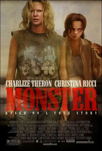 "Monster"
Aileen survit en se prostituant. Un soir, le moral au plus bas, elle rencontre dans un bar la jeune Selby, c'est le coup de foudre. Pour protéger leur amour et leur permettre de subsister, Aileen continue de se vendre jusqu'à cette nuit où, agressée par un de ses clients, elle le tue. Ce premier crime marque le déclenchement d'un terrible engrenage...