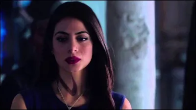 Avec qui Izzy marchandait-elle pour avoir du venin de vampire ?