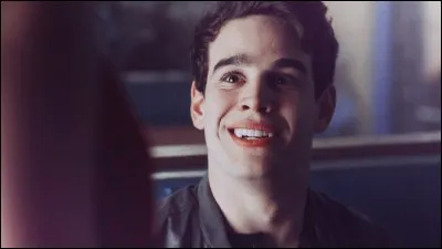 Par qui la mère de Simon apprend-t-elle qu'il est un vampire ?