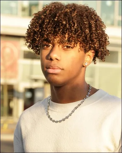 Tu es dans la rue et tu vois un beau jeune homme, tu...