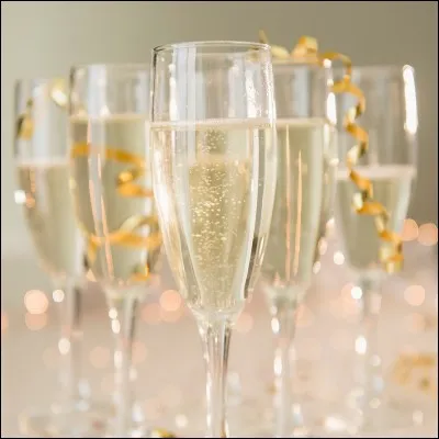 Une de tes amies t'appelle et te dit qu'elle t'invite à boire un verre, mais le problème c'est que ton homme t'a proposé la même chose :