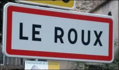 Nous sommes en Auvergne-Rhône-Alpes, au Roux. Petit village de 49 habitants, dans l'arrondissement de Largentière, il se situe dans le département ...