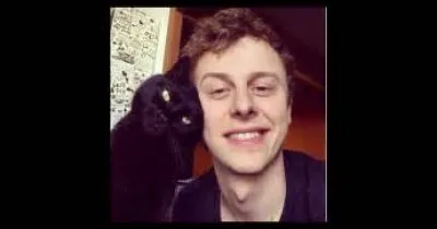 J'ai les yeux verts et je suis une des personnes qui pensait faire partie de la proph&eacute;tie des trois, mais finalement je n'en fais partis.. Je suis mort ou morte dans "Le dernier espoir".