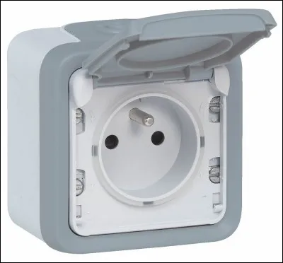 Il est moins dangereux de mettre les doigts dans une prise que de toucher un fil électrique.