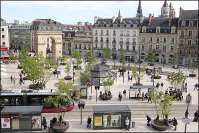 Combien y a-t-il d'habitants à Dijon en 2018 ?