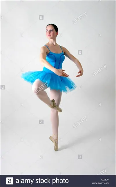Pour réaliser une pirouette, une danseuse de ballet doit garder les deux pieds au sol.